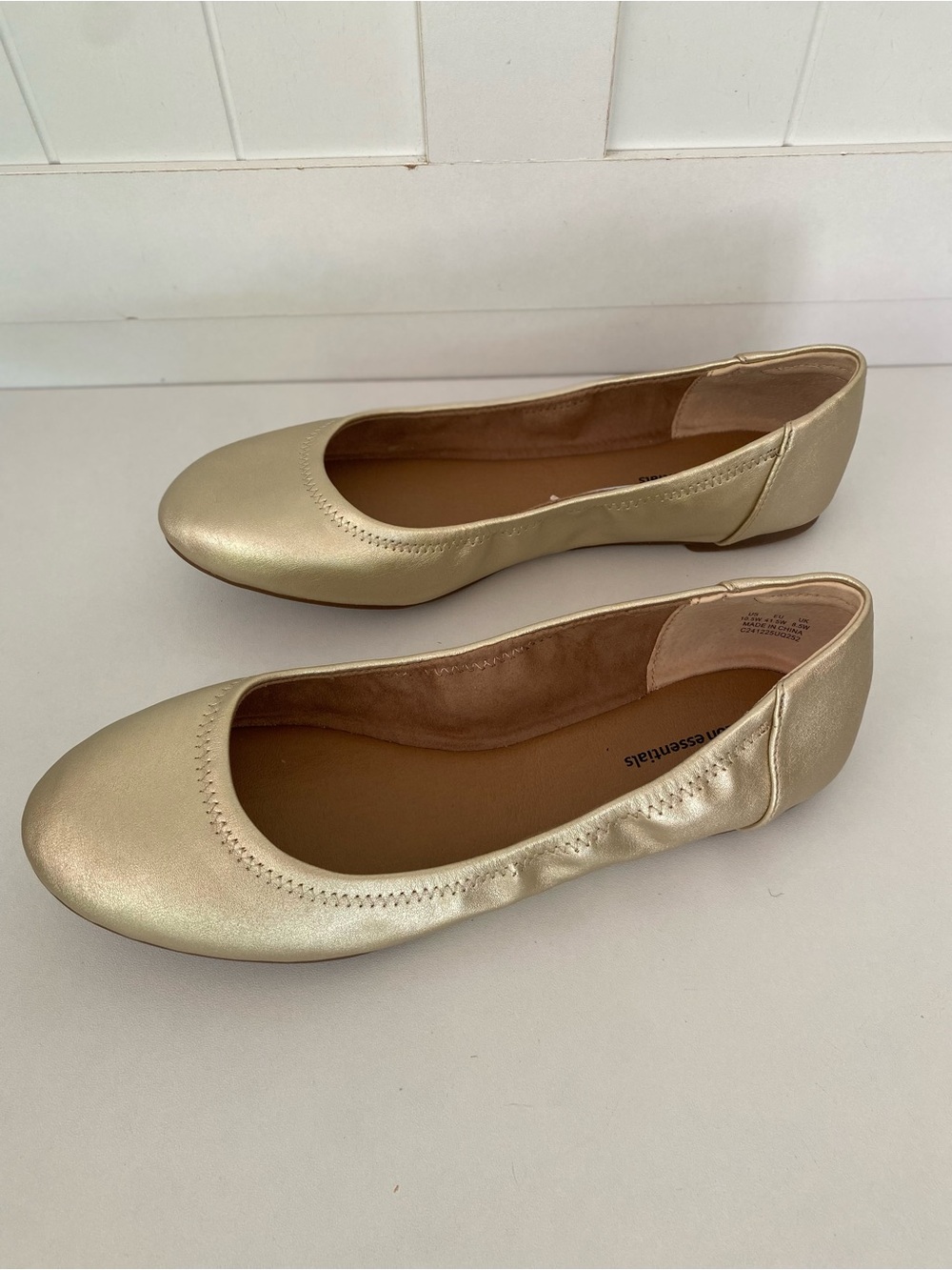 Amazon Essentials Women 10.5W Gold Metallic Ballet Flats Casual Comfort Shoes